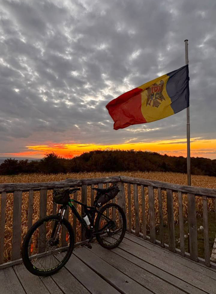 Cicliști călătorind prin Moldova