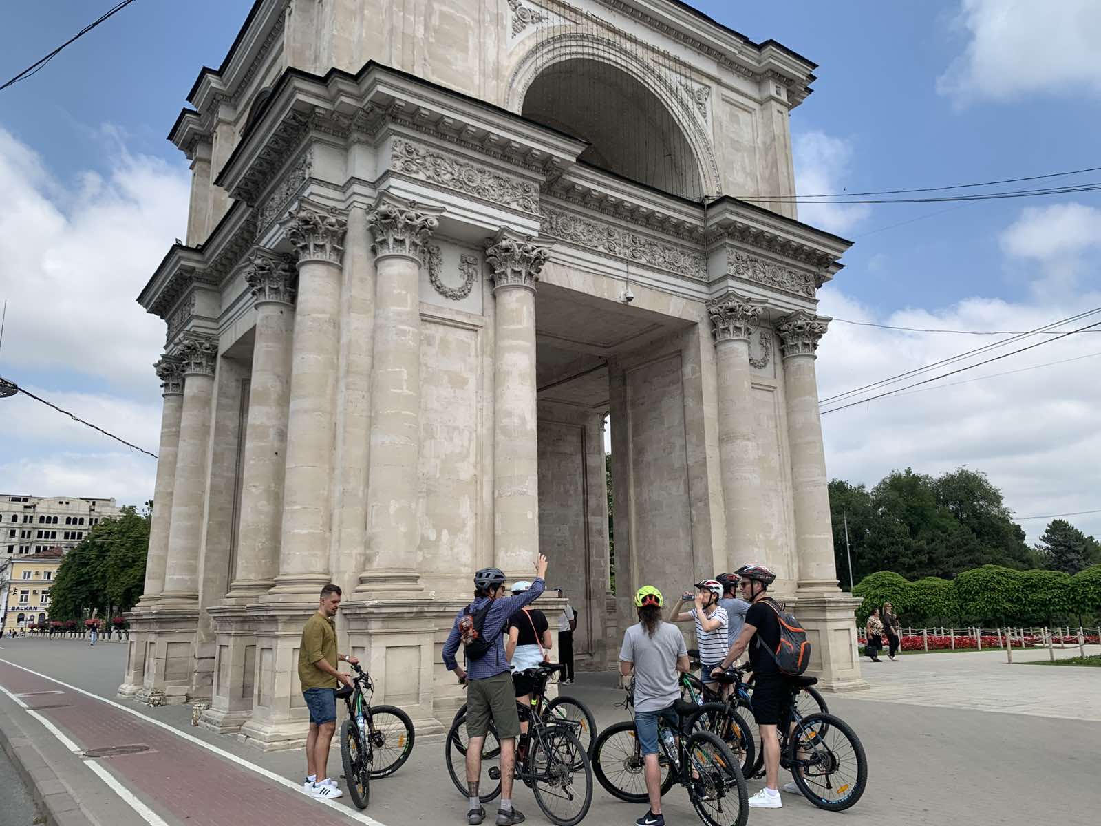 Cicliști pe un traseu urban lângă Chișinău